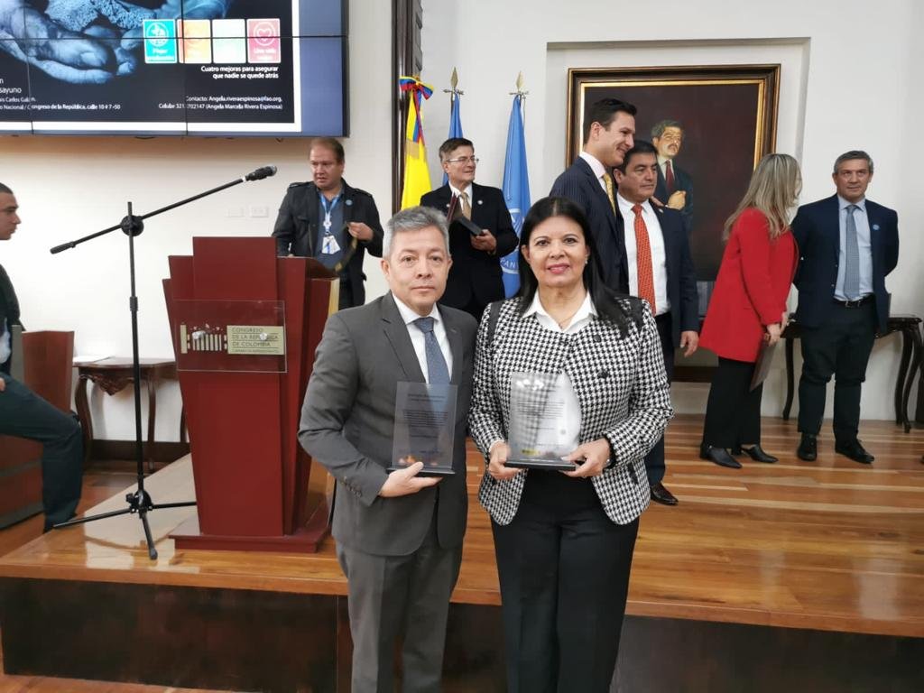 Premian a dirigente huilense por su lucha contra el hambre y por la niñez